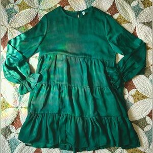 Green tiered knee length boutique dress with long sleeves. Great for fall Size M